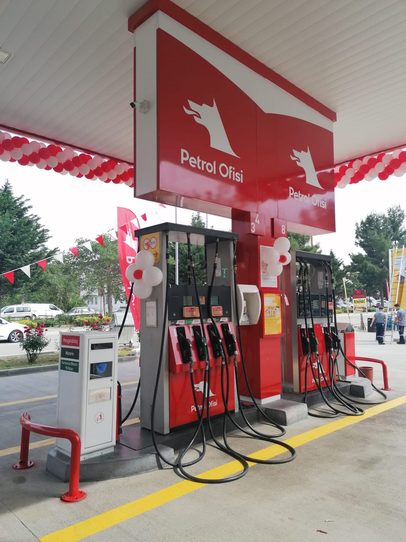 Petrol Ofisi kanopisi altında akaryakıt pompaları